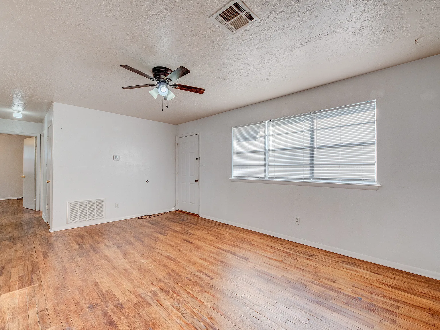 2 bed, 836 sqft, $1,200 — Photo 4