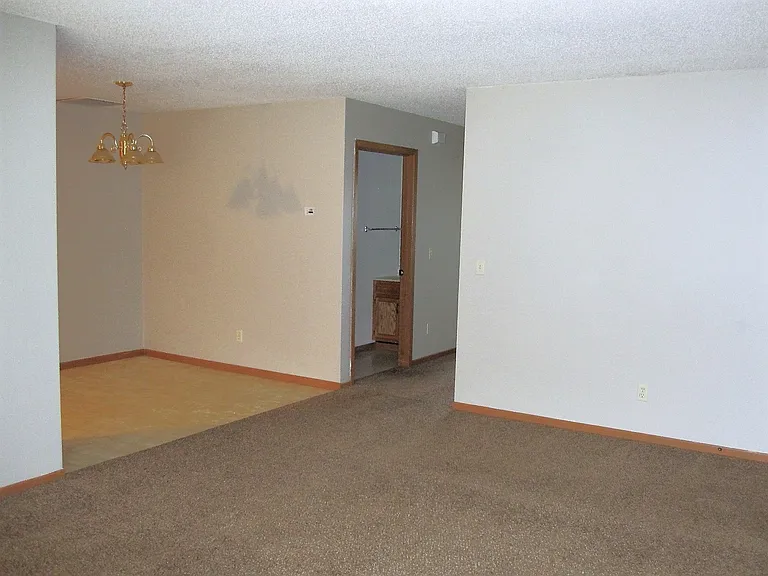626 W 8th St — Photo 16