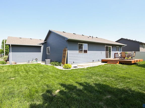 4th image of 809 Honeysuckle Dr Drive