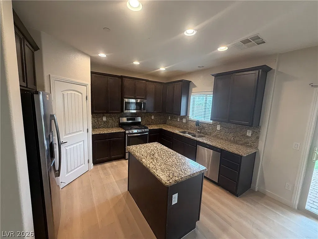 4 bed, 2.5 bath, 2258 sqft, $2,900 — Photo 3