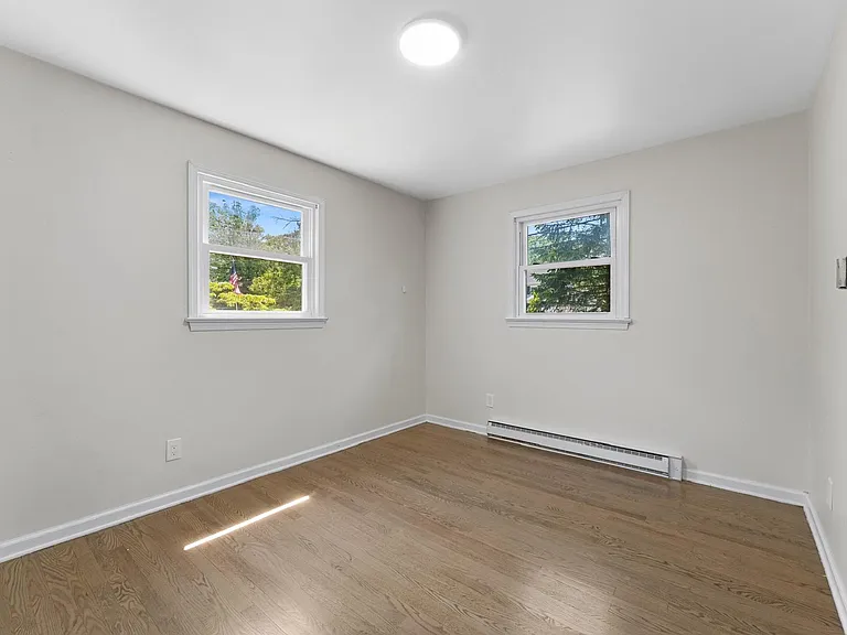 443 Manor Ave — Photo 8