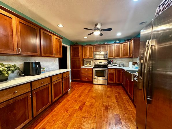 72 Edgelea Dr, Clinton, IL 61727