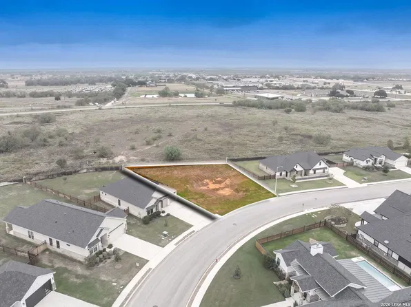 144 W Magnolia Cir, La Vernia, TX 78121