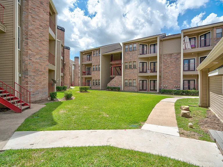 San Marino Apartments — Photo 11