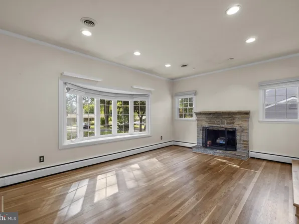 2802 Greenway Dr, Ellicott City, MD 21042