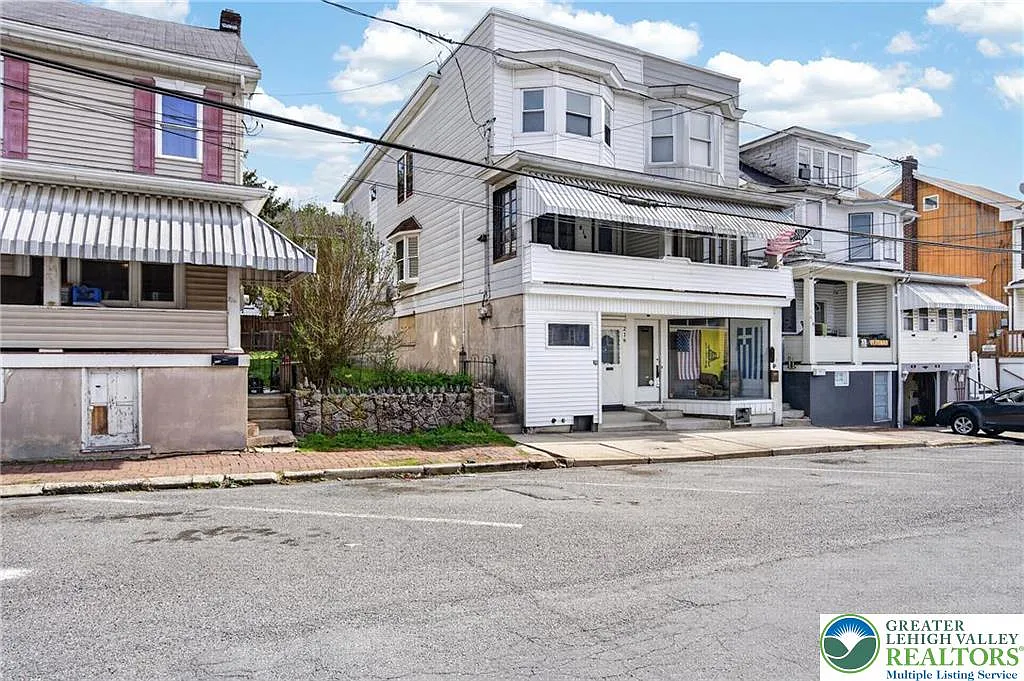 3 bed, 1.0 bath, 2617 sqft, $1,300 — Photo 1