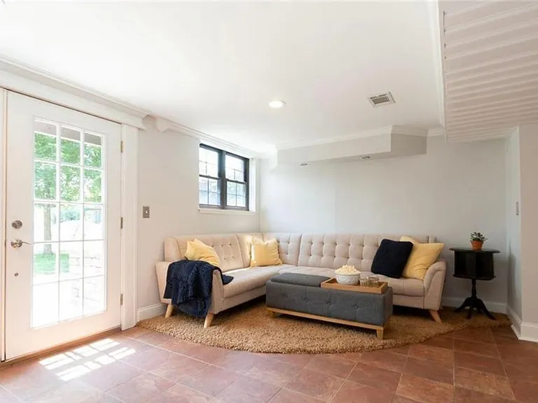 256 Castle Dr — Photo 31