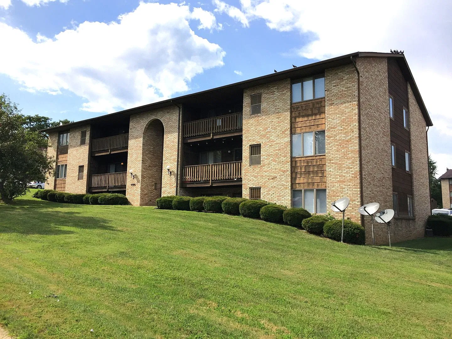 Country Club Garden Apartments — Photo 1