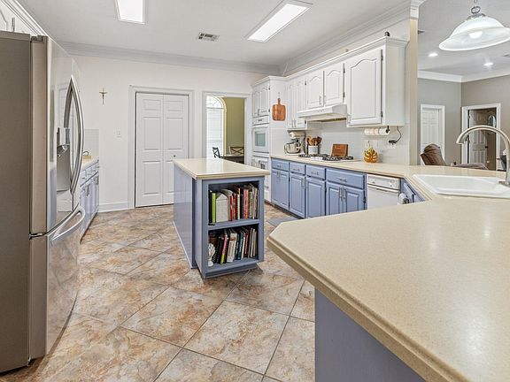 4th image of 305 Natchez Dr