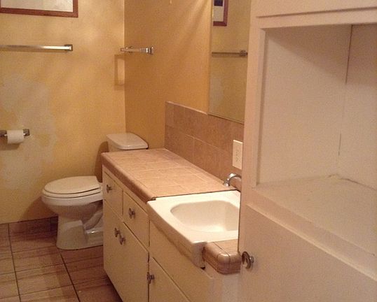 5th image of 244 N Locust St APT 2