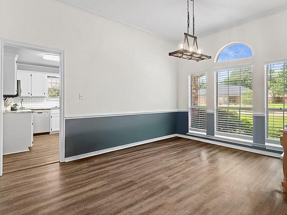 3rd image of 2102 Woodway Dr