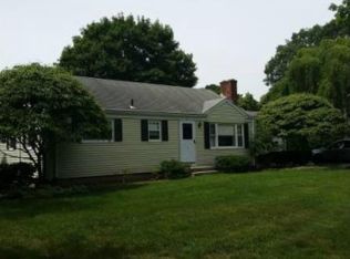 2 Ledge Rd, Barrington, RI 02806