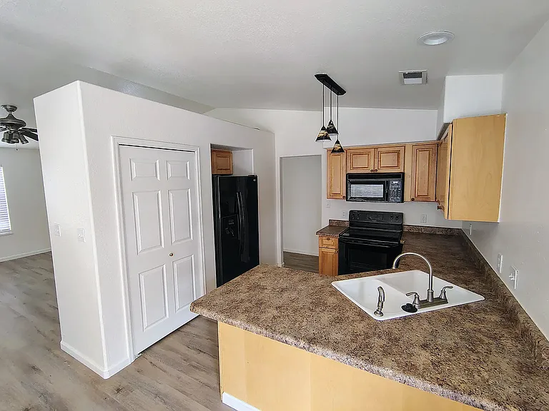 490 Sundown Dr — Photo 5