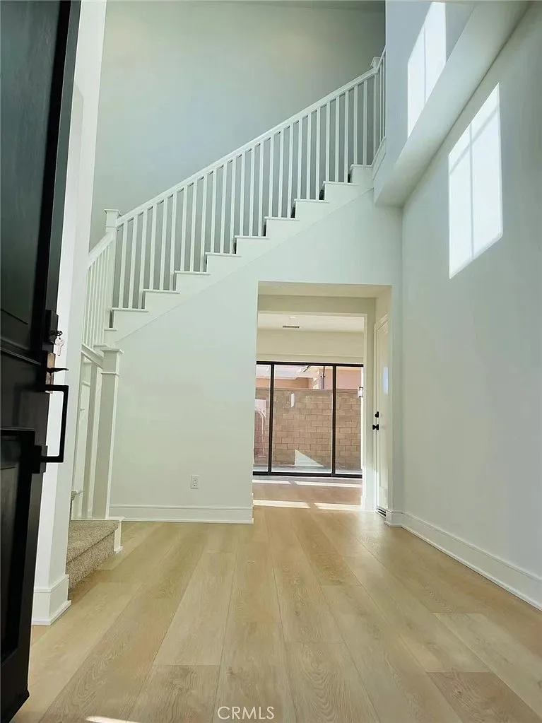 3 bed, 2.5 bath, 2087 sqft, $7,250 — Photo 3