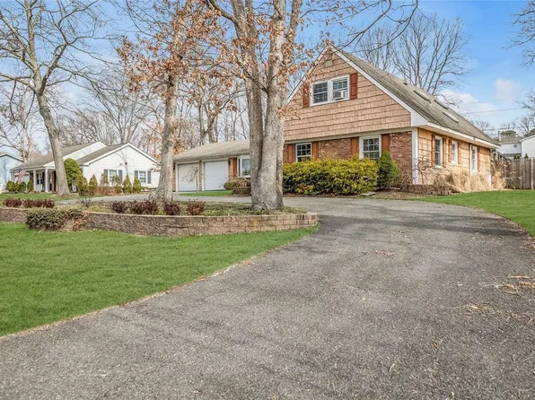 1017 Old Town Rd, Coram, NY 11727