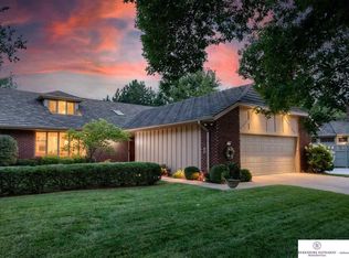 10045 Fieldcrest Dr, Omaha, NE 68114