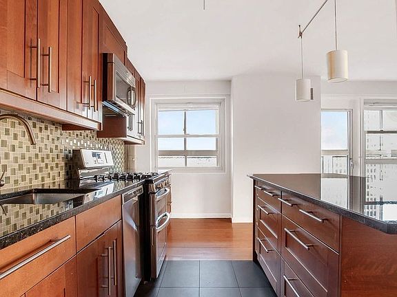 4th image of 80 La Salle St APT 13G