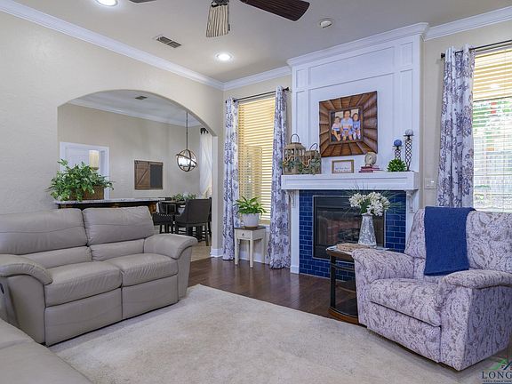 3rd image of 905 Woodridge Cir