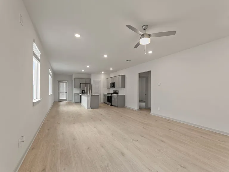 237 Ashford St — Photo 4