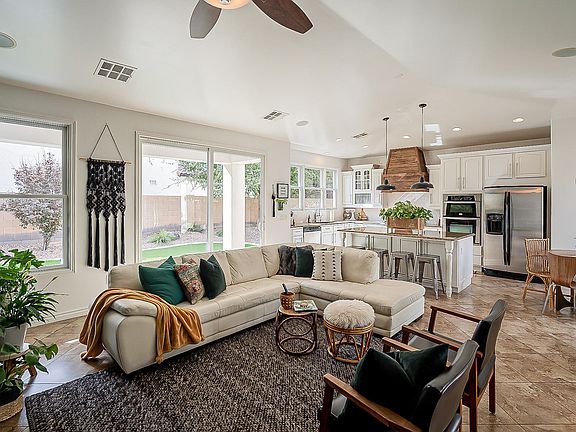 4th image of 2209 E Wisteria Dr