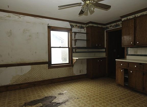 4th image of 918 Sanborn St