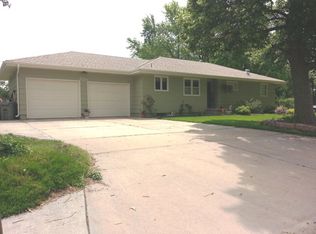 827 S Cherry St, Grand Island, NE 68801