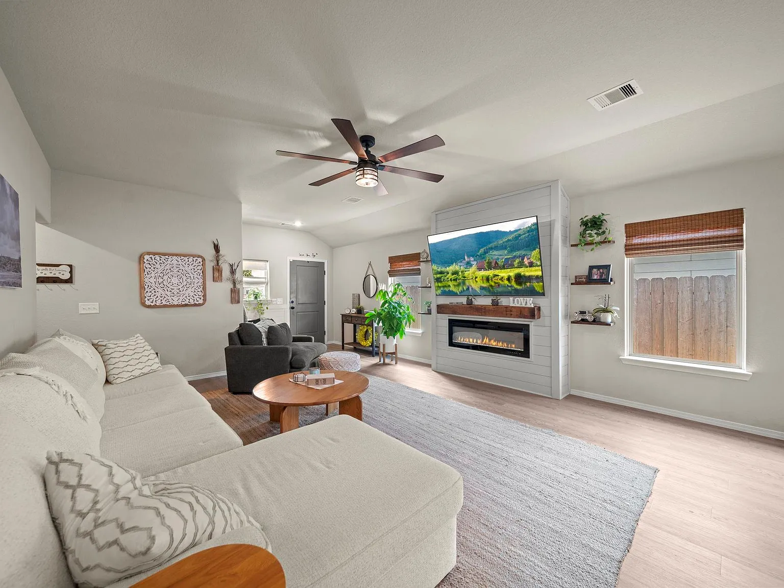 3 bed, 2.0 bath, 1337 sqft, $1,800 — Photo 3