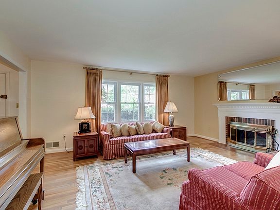 4th image of 4403 Dartmoor Ln