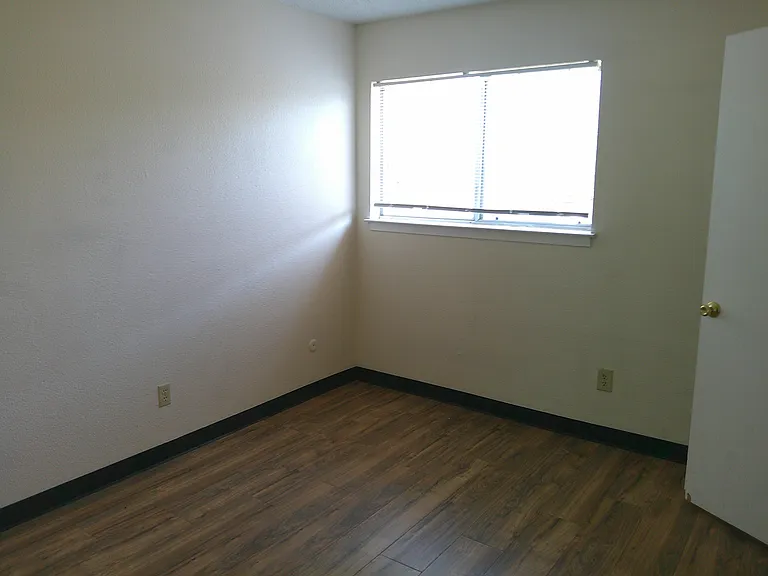 322 W Oak St #F — Photo 5