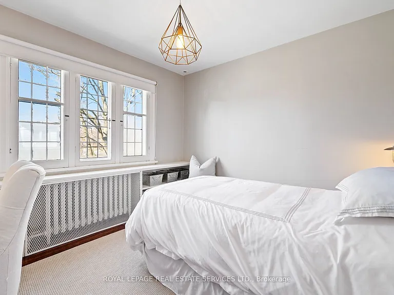 60 Thompson Ave — Photo 26