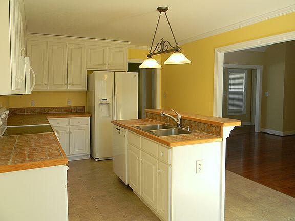 5th image of 105 Sedgefield Dr