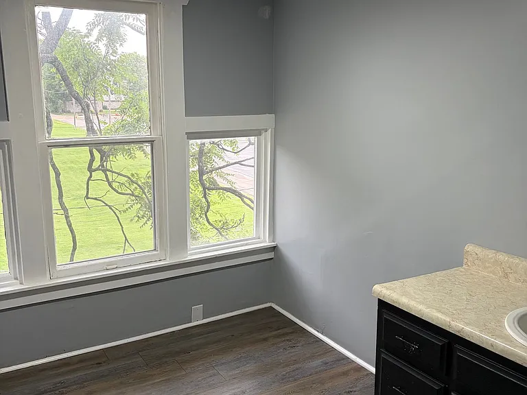 724 W Elm St — Photo 37