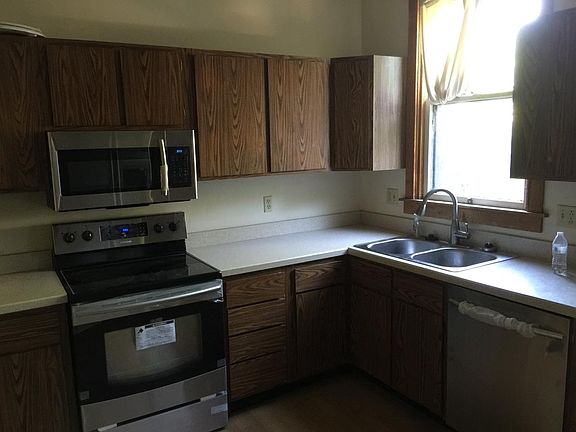 KITCHEN WITH SS APPLS