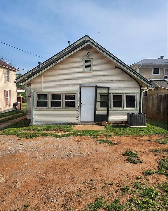 2nd image of 1011 E Noble Ave