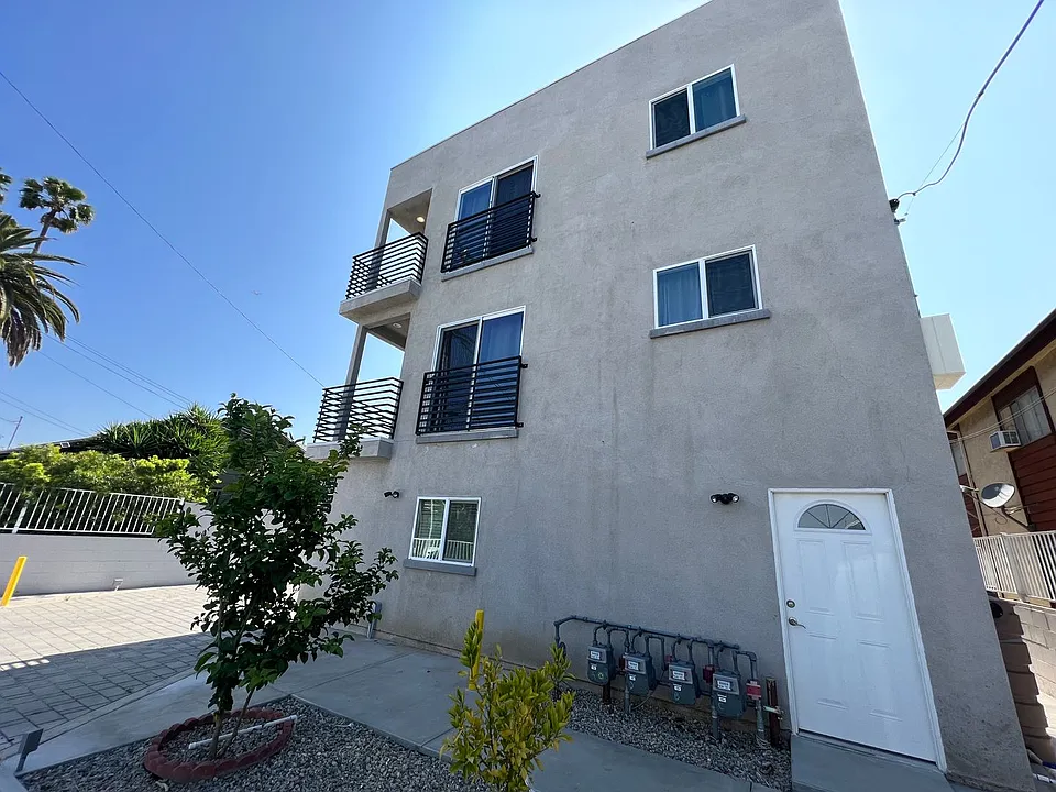5661-5669 N Elmer Ave #5677