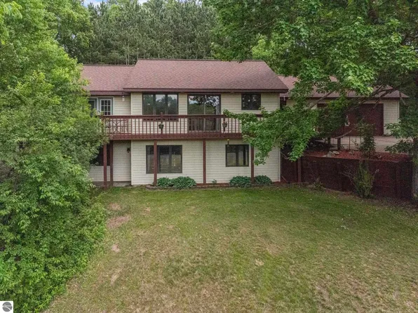 804 Arbutus Dr, Cadillac, MI 49601