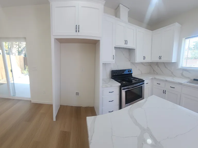 556 W Foothill Blvd — Photo 39