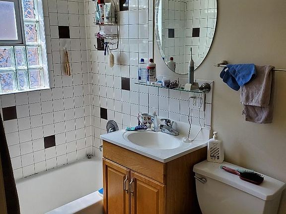 5th image of 2418 N Western Ave APT Ch