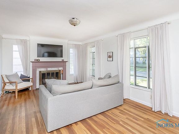 4th image of 2535 Berdan Ave