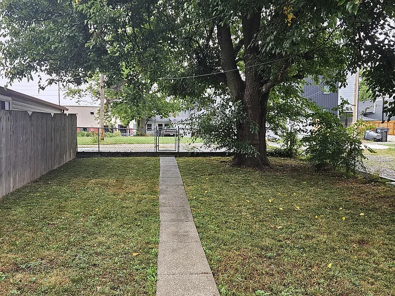 224 Iowa St — Photo 16