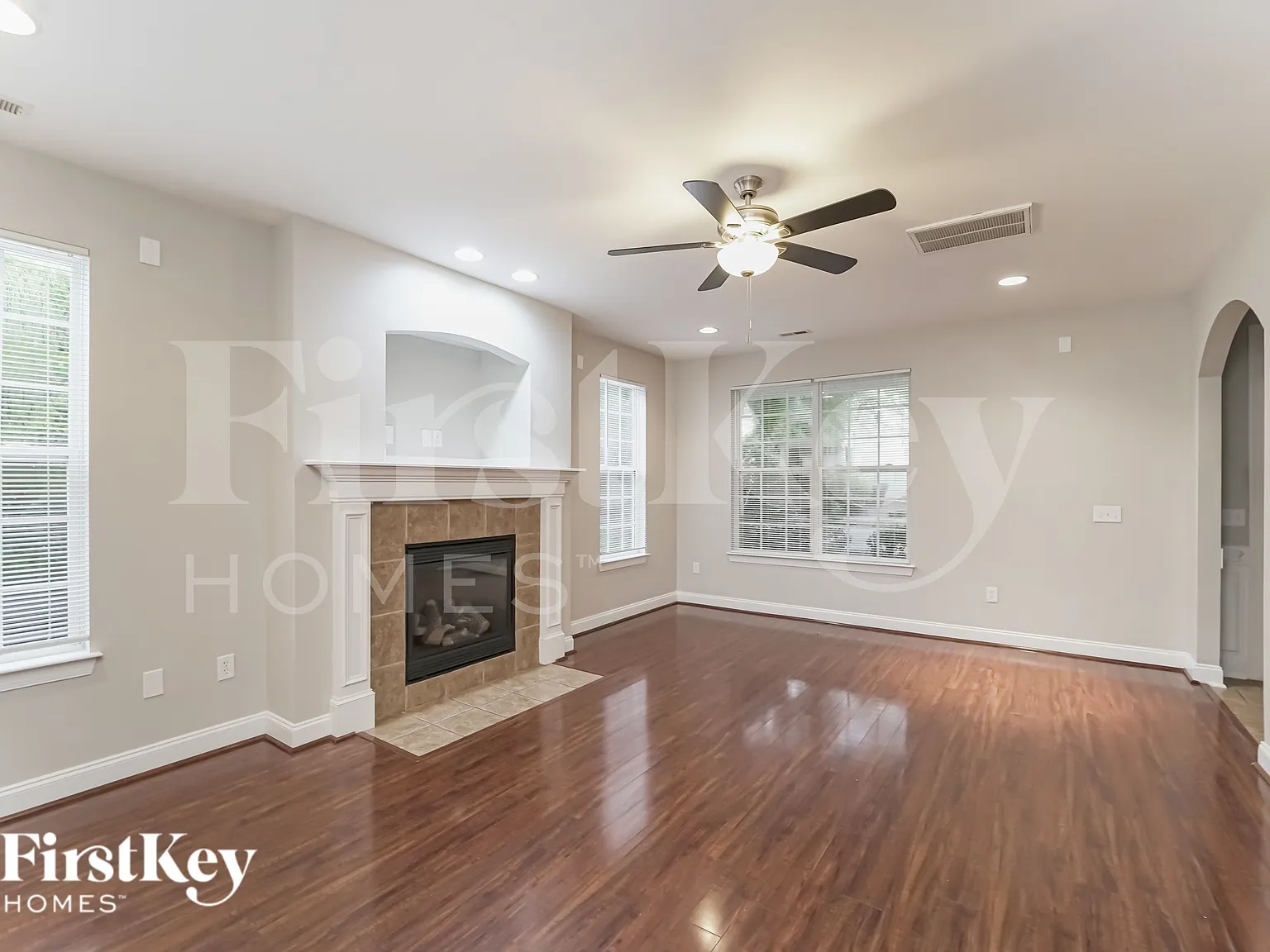 4 bed, 2.5 bath, 2079 sqft, $2,550 — Photo 3