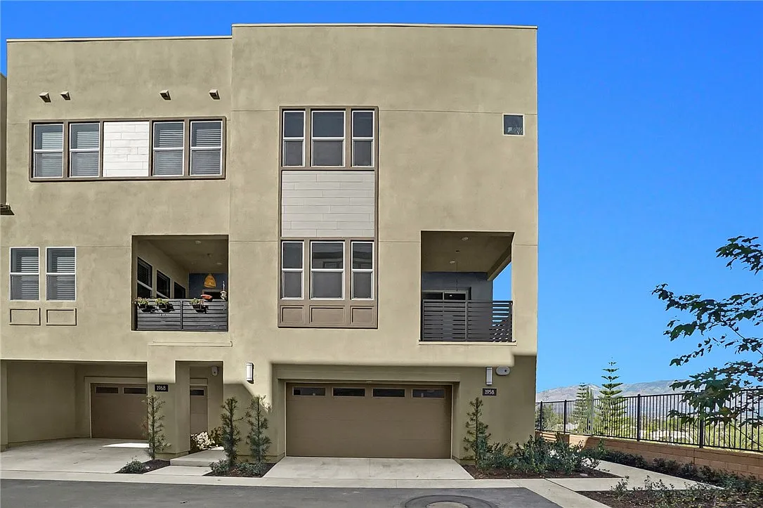 3 bed, 2.5 bath, 1726 sqft, $5,850 — Photo 1