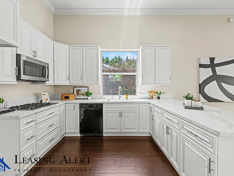 5011 Hayvenhurst Ave — Photo 13