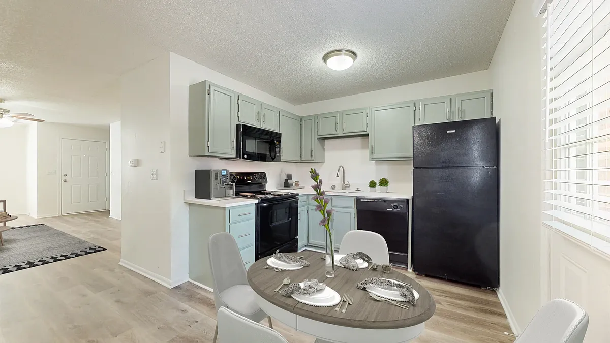 Building Photo - 13831 S Darnell St #407