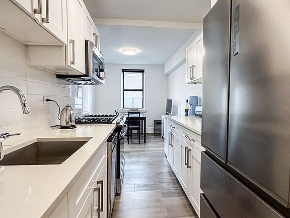4th image of 2420 Morris Ave APT 6B