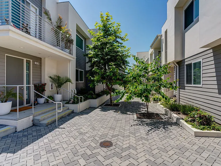 1276 E Santa Clara St — Photo 2