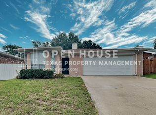 6001 James River Dr, Arlington, TX 76018