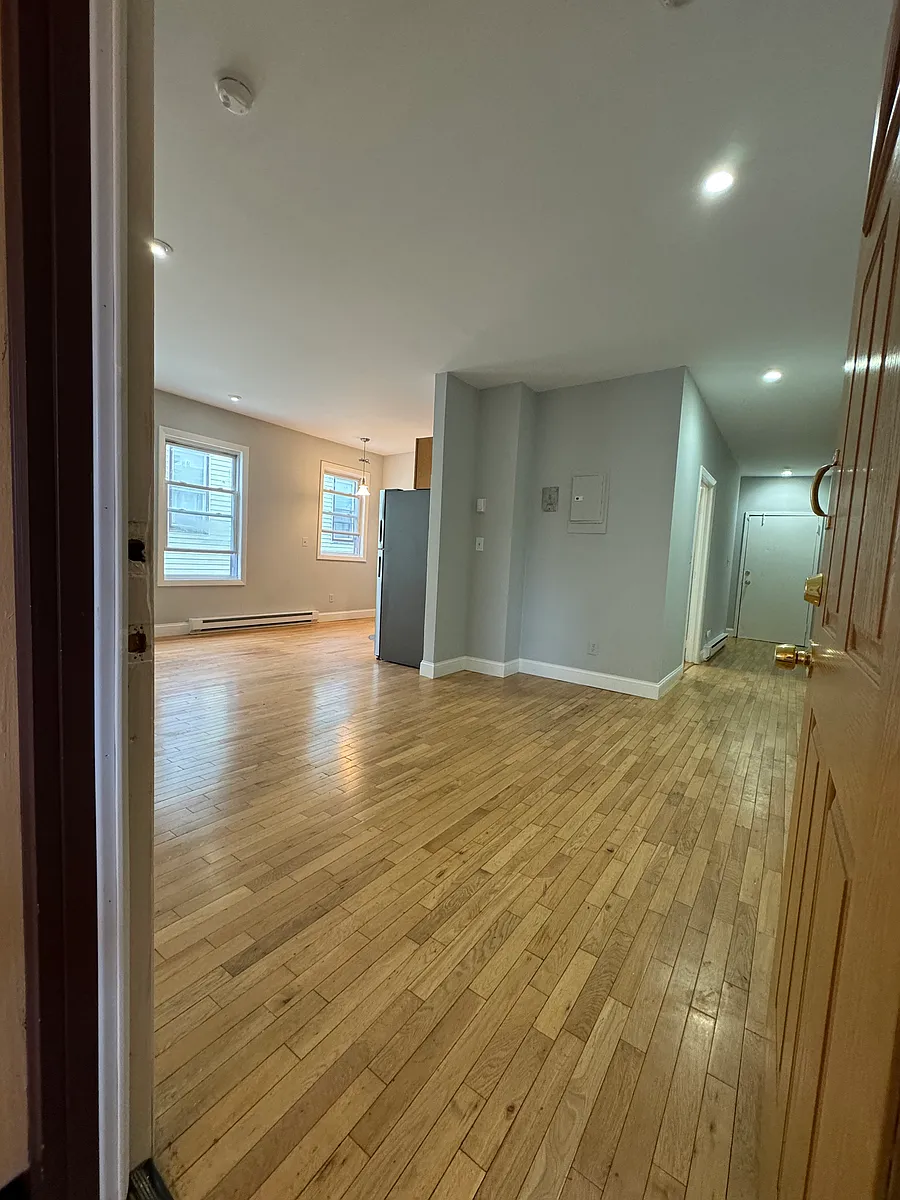 Building Photo - 5 Sutton St #3A