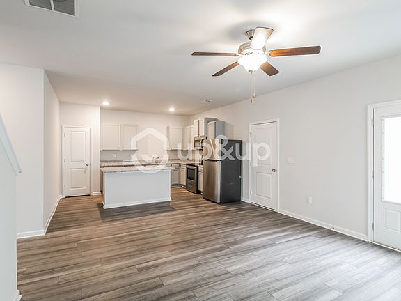 3rd image of 110 Heard Ln