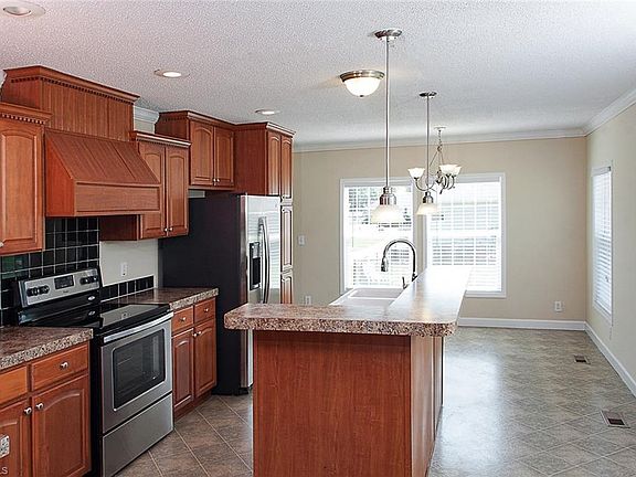 3rd image of 1714 Selby Dr